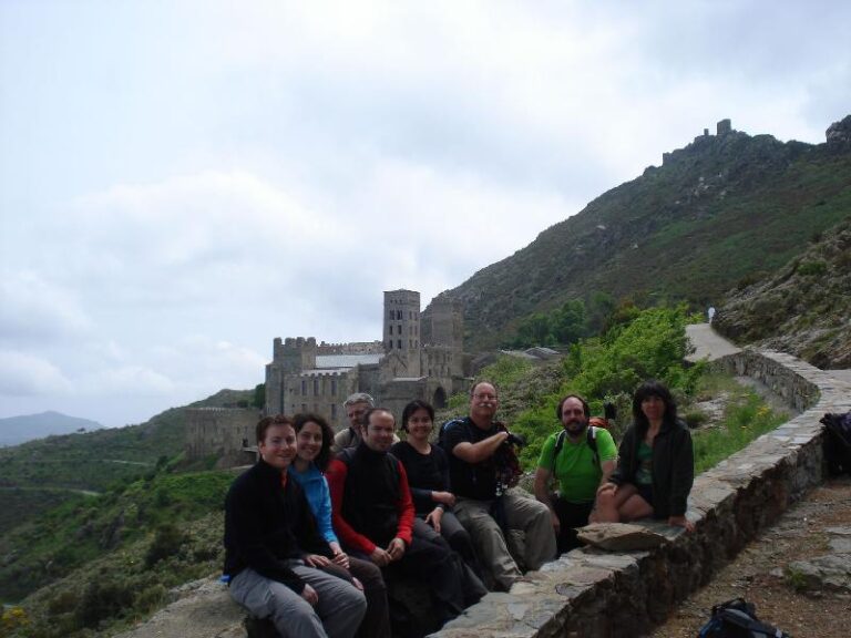 Foto de grup davant Sant Pere de Rodes i el Castell de Sant Salvador de Verdera