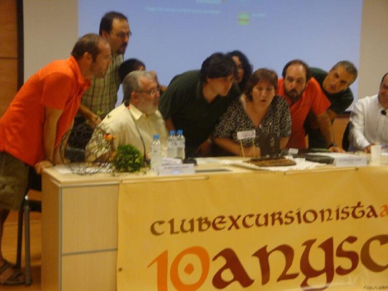 Bufant el pastis de aniversari