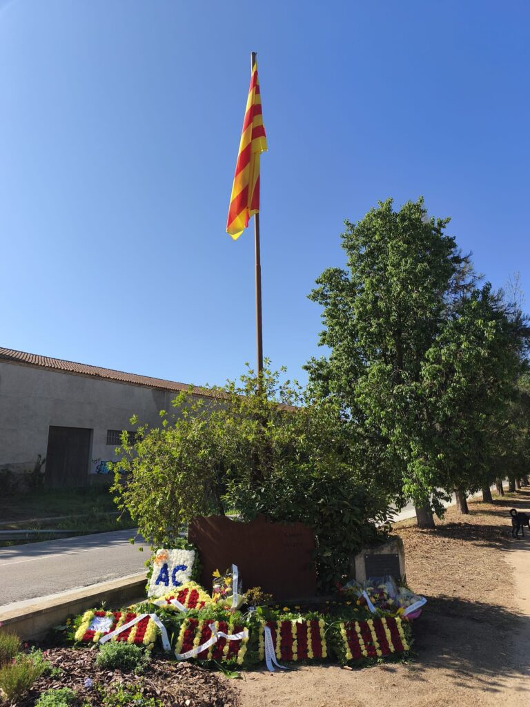 Onze de setembre: Ofrena floral en un espai creat pel Club Excursionista Anoia el mateix dia que l’entitat compleix 25 anys
