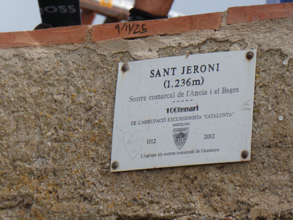 S’assoleix el cim de Sant Jeroni de Montserrat (1245mts) per commemorar el 25è aniversari del Club Excursionista Anoia