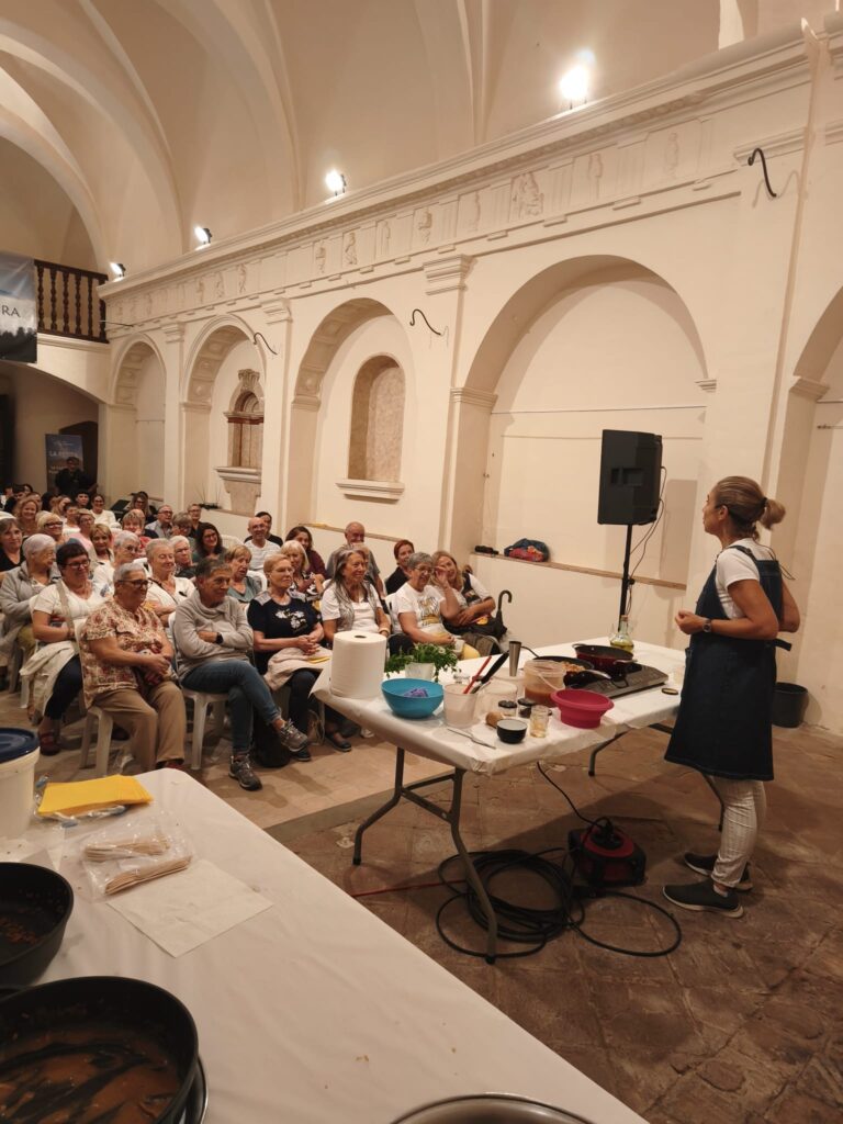 La cuinera Ada Parellada i la dietista masquefina Mari Carmen Duràn, fan tàndem a la capella del Roser presentant cuina en directe en una tarda plujosa però plena d’olors, sabors i bons consells