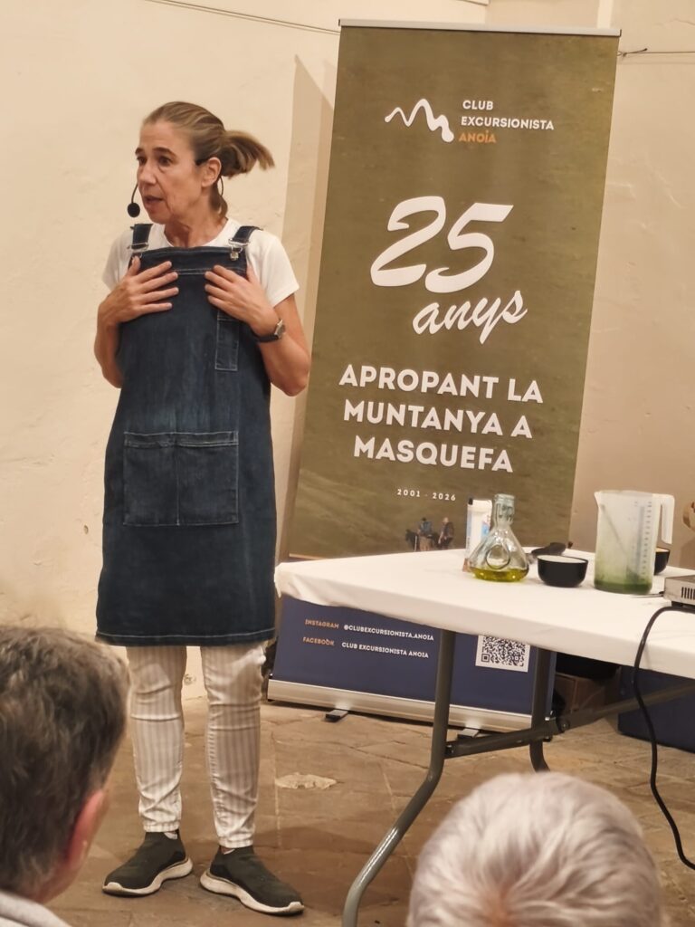La cuinera Ada Parellada i la dietista masquefina Mari Carmen Duràn, fan tàndem a la capella del Roser presentant cuina en directe en una tarda plujosa però plena d’olors, sabors i bons consells