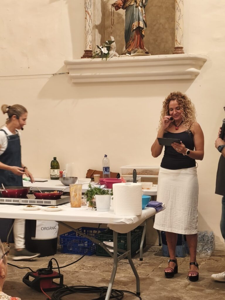 La cuinera Ada Parellada i la dietista masquefina Mari Carmen Duràn, fan tàndem a la capella del Roser presentant cuina en directe en una tarda plujosa però plena d’olors, sabors i bons consells