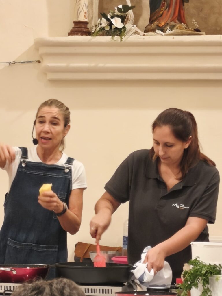La cuinera Ada Parellada i la dietista masquefina Mari Carmen Duràn, fan tàndem a la capella del Roser presentant cuina en directe en una tarda plujosa però plena d’olors, sabors i bons consells