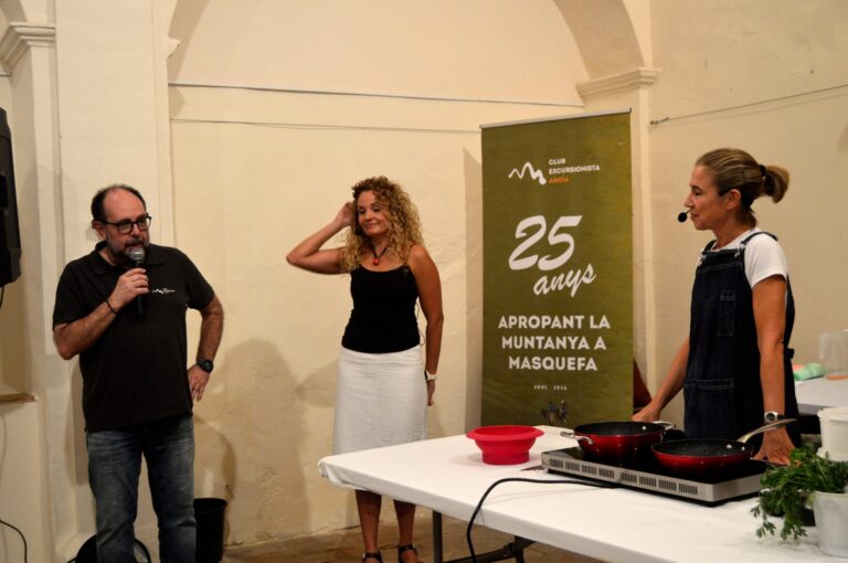 La cuinera Ada Parellada i la dietista masquefina Mari Carmen Duràn, fan tàndem a la capella del Roser presentant cuina en directe en una tarda plujosa però plena d’olors, sabors i bons consells