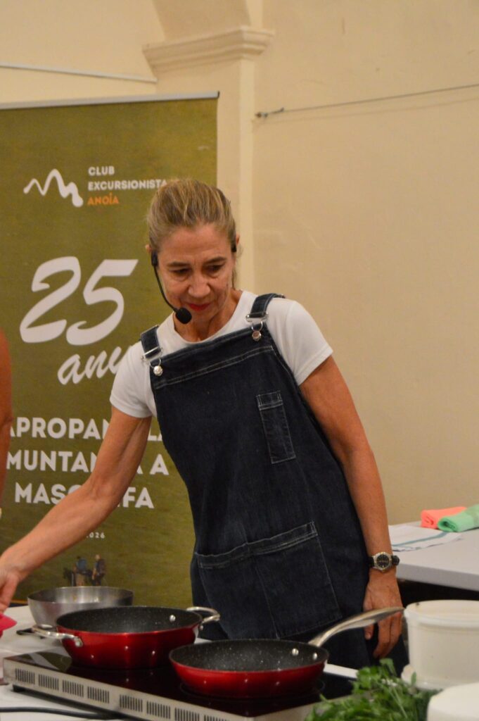 La cuinera Ada Parellada i la dietista masquefina Mari Carmen Duràn, fan tàndem a la capella del Roser presentant cuina en directe en una tarda plujosa però plena d’olors, sabors i bons consells