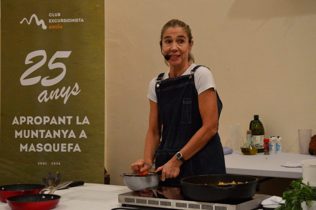 La cuinera Ada Parellada i la dietista masquefina Mari Carmen Duràn, fan tàndem a la capella del Roser presentant cuina en directe en una tarda plujosa però plena d’olors, sabors i bons consells
