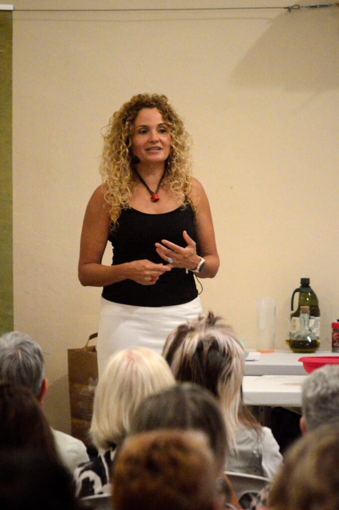 La cuinera Ada Parellada i la dietista masquefina Mari Carmen Duràn, fan tàndem a la capella del Roser presentant cuina en directe en una tarda plujosa però plena d’olors, sabors i bons consells