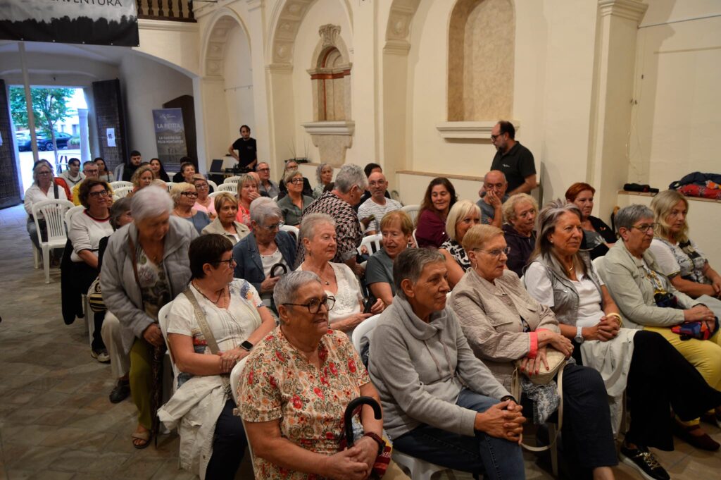 La cuinera Ada Parellada i la dietista masquefina Mari Carmen Duràn, fan tàndem a la capella del Roser presentant cuina en directe en una tarda plujosa però plena d’olors, sabors i bons consells