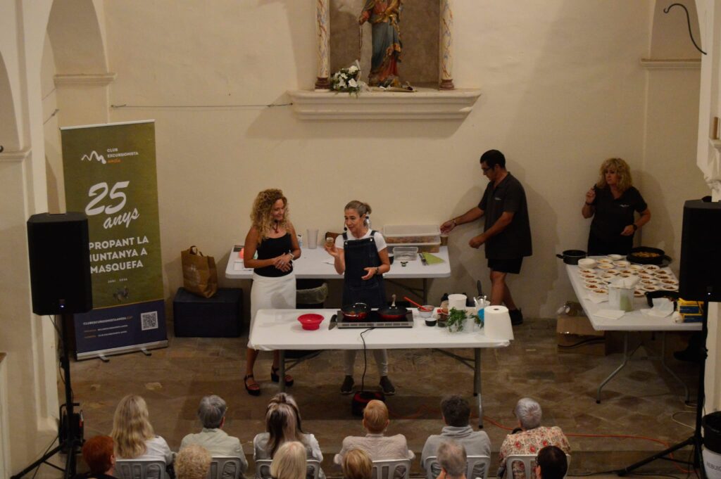 La cuinera Ada Parellada i la dietista masquefina Mari Carmen Duràn, fan tàndem a la capella del Roser presentant cuina en directe en una tarda plujosa però plena d’olors, sabors i bons consells