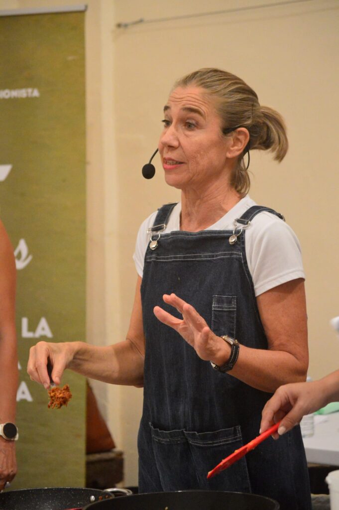 La cuinera Ada Parellada i la dietista masquefina Mari Carmen Duràn, fan tàndem a la capella del Roser presentant cuina en directe en una tarda plujosa però plena d’olors, sabors i bons consells