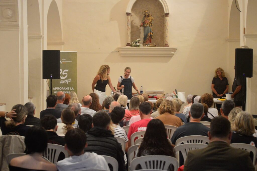 La cuinera Ada Parellada i la dietista masquefina Mari Carmen Duràn, fan tàndem a la capella del Roser presentant cuina en directe en una tarda plujosa però plena d’olors, sabors i bons consells