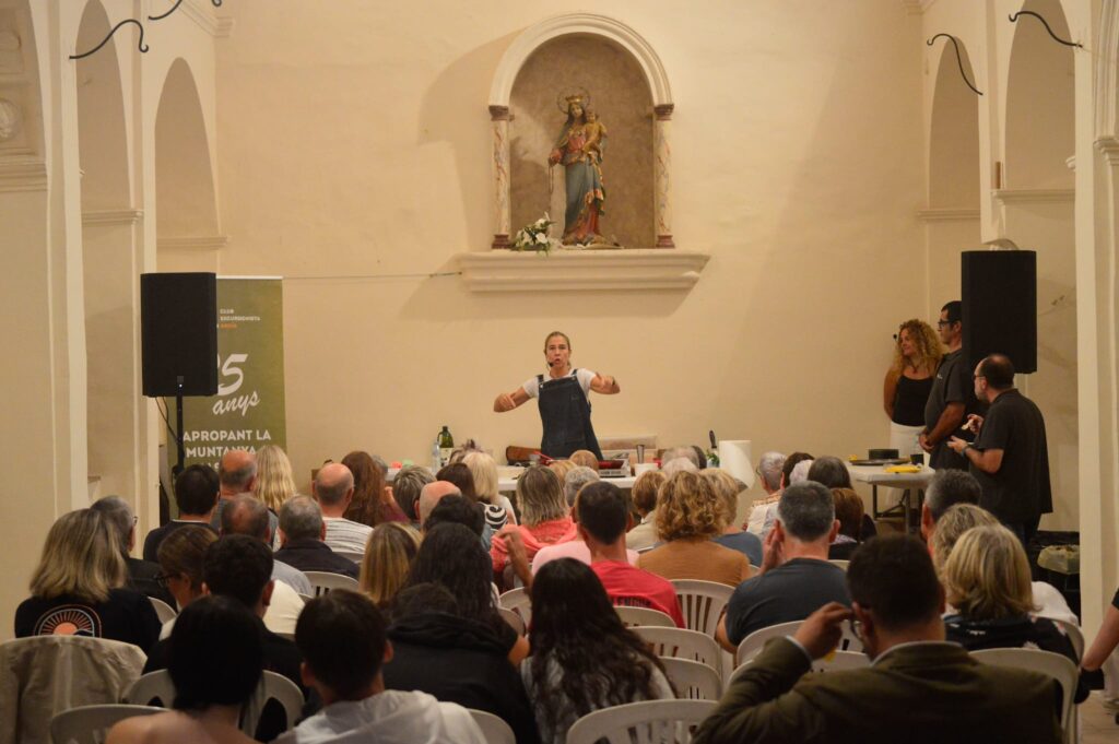La cuinera Ada Parellada i la dietista masquefina Mari Carmen Duràn, fan tàndem a la capella del Roser presentant cuina en directe en una tarda plujosa però plena d’olors, sabors i bons consells